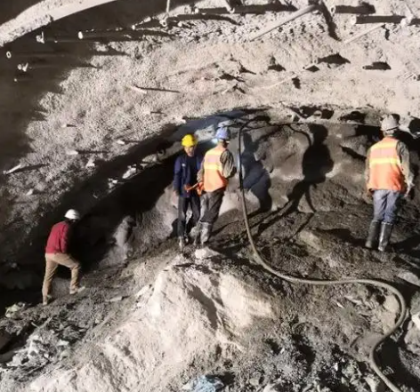 日土拱顶带模注浆料的施工流程及注意事项